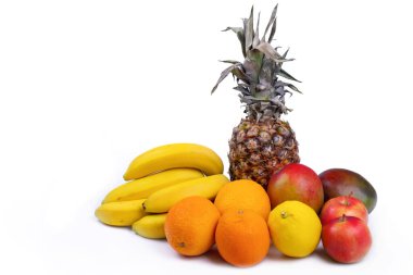 Beyaz arka planda turunçgil, limon, mango, muz, portakal ve ananas