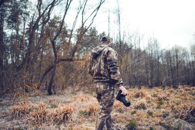 Ormanda kameralı bir vahşi yaşam fotoğrafçısı.