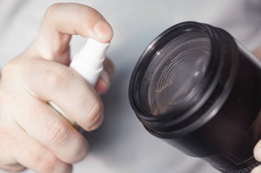 Lensleri ve lensleri temizlemek için sprey sıkın, kamerayı temizleyin