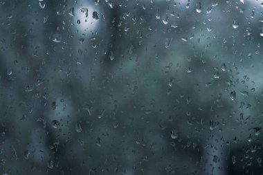 Pencereye düşen sonbahar yağmuru damlaları