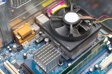 Soğutma vantilatörlü bilgisayar anakart, yakın çekim