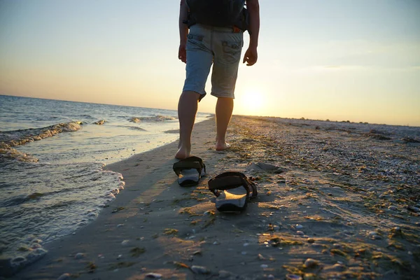 Sandalen Nat Zand Bij Zee Man Loopt Met Een Rugzak — Stockfoto