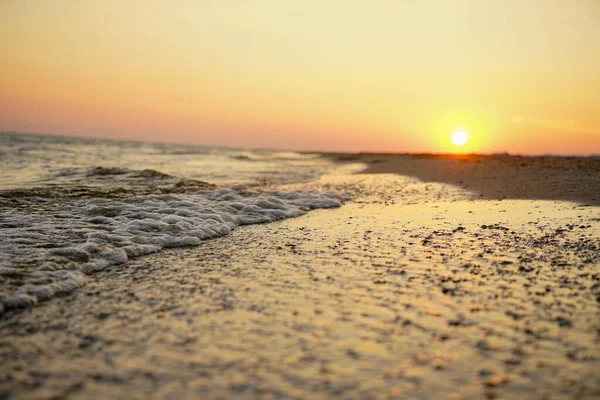 Sol Noite Refletido Areia Molhada Costa Onda Atinge Costa — Fotografia de Stock