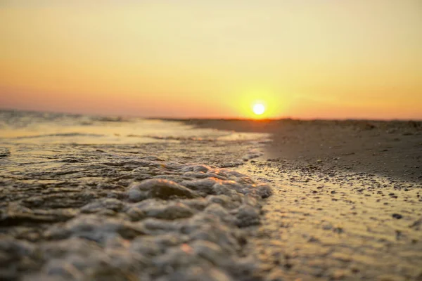 Sol Noite Refletido Areia Molhada Costa Onda Atinge Costa — Fotografia de Stock