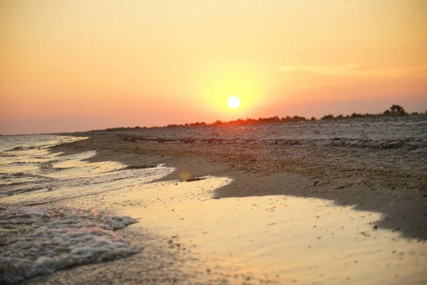 Akşamları güneş ışınları kıyıdaki deniz dalgalarının köpüğüne yansıyor.