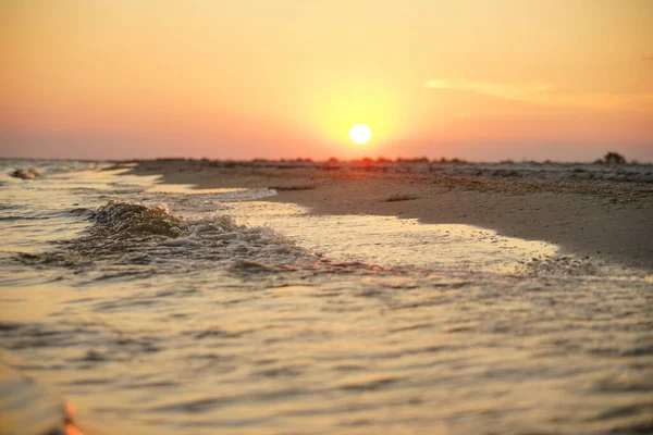 Akşamları güneş ışınları kıyıdaki deniz dalgalarının köpüğüne yansıyor.