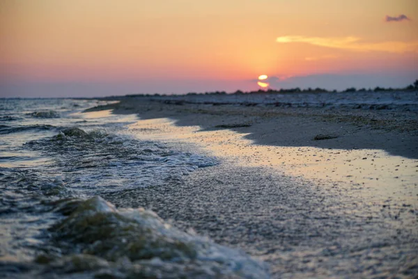 Adanın deniz kıyısında mor gün batımı