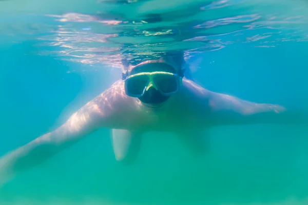 Maskeli Bir Adam Denizin Altında Yüzer — Stok fotoğraf