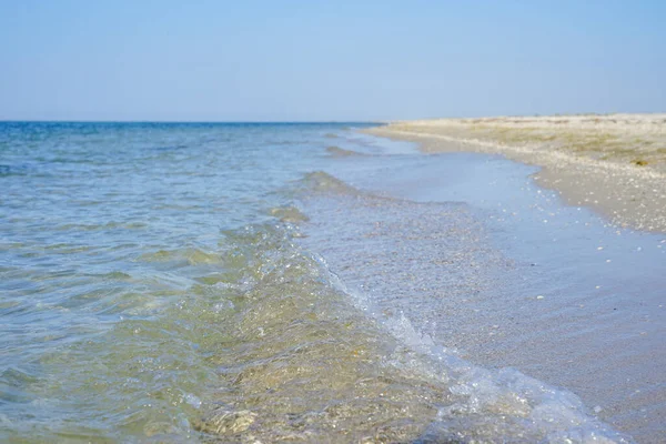 Azuurblauwe Zee Met Helder Water Voor Kust Van Een Wit — Stockfoto