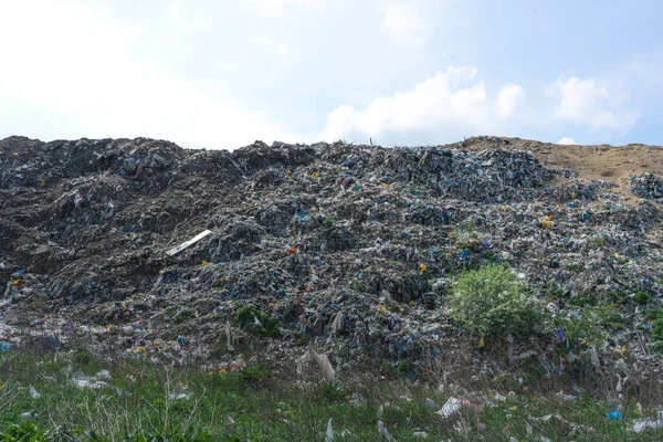 Sacchetti Plastica Bottiglie Pneumatici Altri Rifiuti Vari Una Discarica Cittadina — Foto Stock