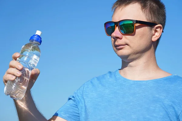 Tipo Con Gafas Una Camiseta Tiene Una Botella Agua Plástico — Foto de Stock