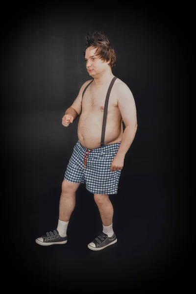 面白い脂肪男は物理的な演習を行い 別のポーズで移動します — ストック写真