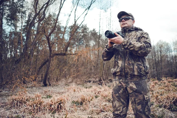 Ormanda kameralı bir vahşi yaşam fotoğrafçısı.