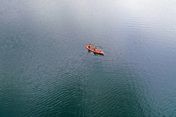 Kajak Plave Řece Letecký Pohled Horní Pohled Dronu Dva Chlapi — Stock fotografie