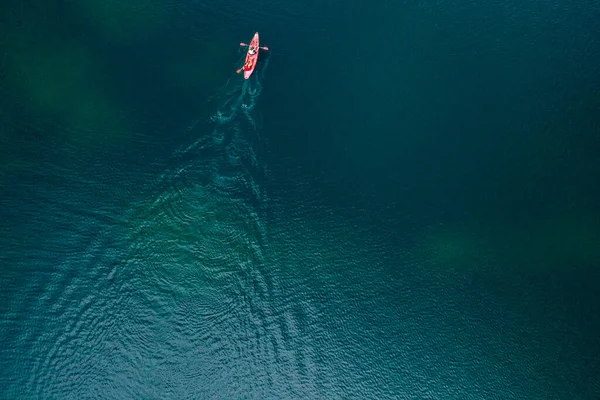 Kajak Drijft Rivier Vanuit Lucht Bovenaanzicht Vanuit Een Drone Twee — Stockfoto