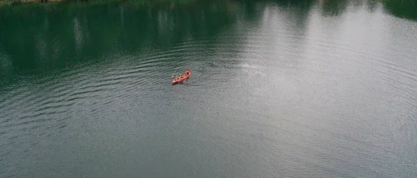 カヤックは川の空中の景色 ドローンからの眺め カヌーで2人の男 — ストック写真
