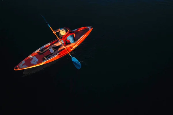 Tipo Kayak Sobre Fondo Oscuro — Foto de Stock