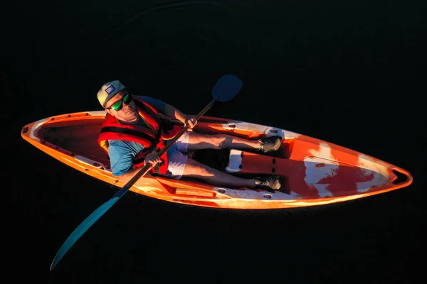Tipo Kayak Sobre Fondo Oscuro — Foto de Stock