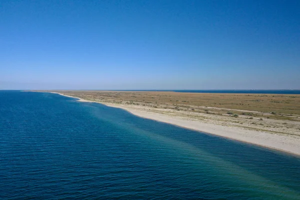 Yukarıdan deniz manzaralı bir ada. Gök suyu ve beyaz kum.