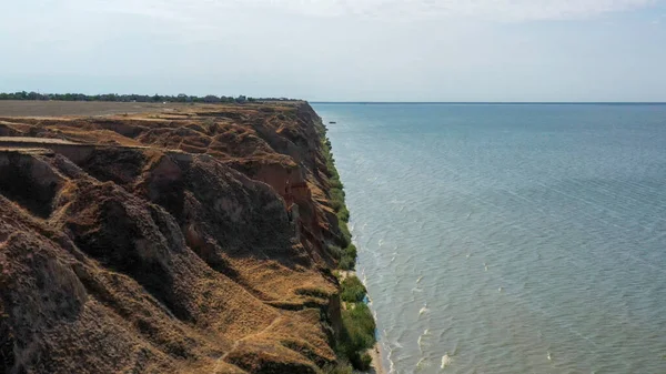 Deniz kıyısındaki kırmızı toprak kanyonu