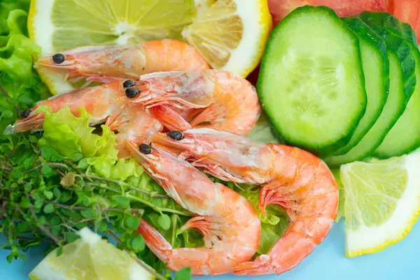 Karides, sebze dilimleri ve karides salatası için yeşillikler.