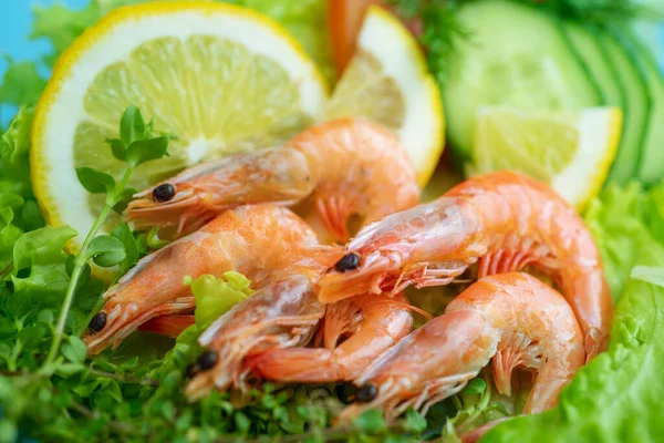 Karides, sebze dilimleri ve karides salatası için yeşillikler.