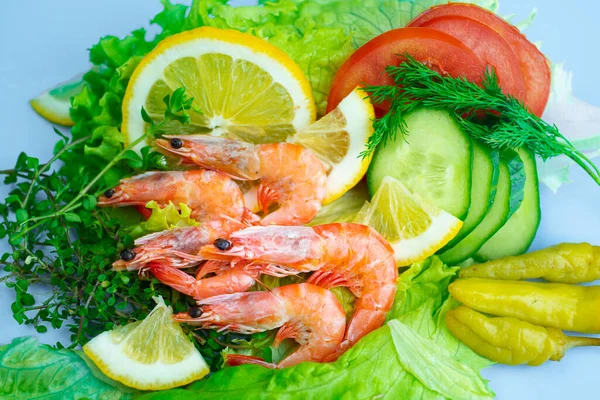 Karides, sebze dilimleri ve karides salatası için yeşillikler.