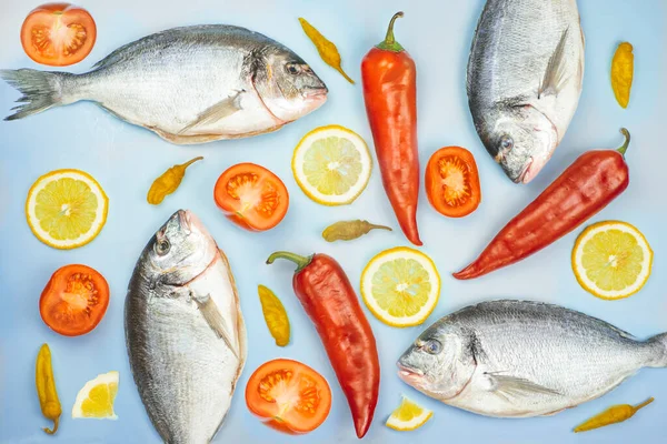 多拉多鱼和蔬菜 西红柿 柠檬都在蓝色的背景上 厨房的背景纹理 — 图库照片