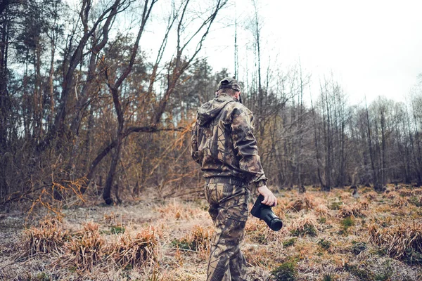 Ormanda kameralı bir vahşi yaşam fotoğrafçısı.