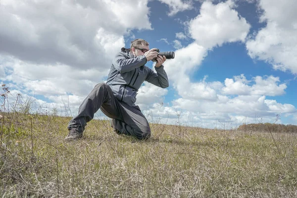 Wild Leven Natuurfotograaf Maak Een Foto Het Veld — Stockfoto