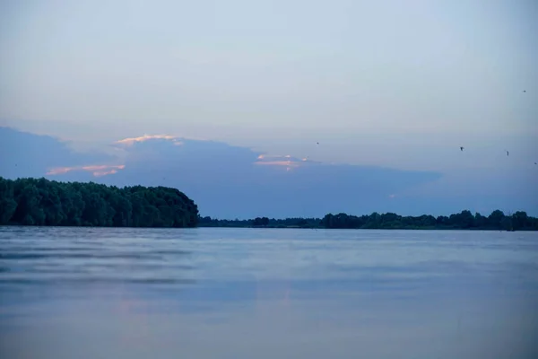 Wieczorna Chmura Nad Rzeką Fioletowy Zachód Słońca — Zdjęcie stockowe