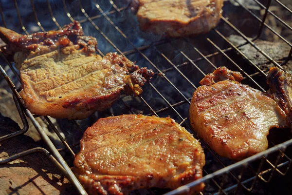 Grillade Fläskbiffar Ligger Över Kol Grill — Stockfoto