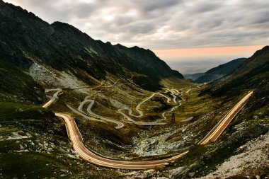 Romen Karpatlar Transfagarasan serpantin gece görünümü,