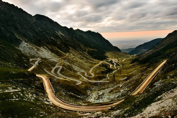 Romen Karpatlar Transfagarasan serpantin gece görünümü,