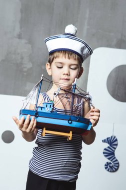 Kabin yakışıklı çizgili tişört ve manken geminin tutan denizci kapaklar