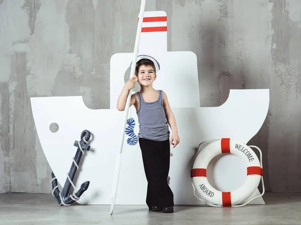 Schattig Glimlachend Cabine Jongen Gestreepte Shirt Matroos Cap Spelen Met — Stockfoto