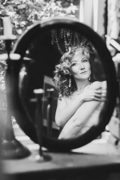 Reflejo Hermosa Mujer Admirándose Espejo Toma Blanco Negro — Foto de Stock