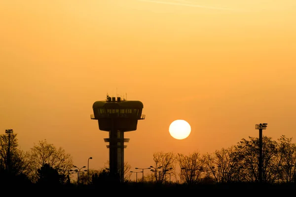 Bratislava Flygplats Kontrolltorn Siluett Sunrise Solen Ovanför Horisonten — Stockfoto