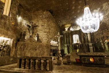 Wieliczka, Polonya - 29 Eylül 2017: Wieliczka Salt Mine Müzesi Krakow yakınındaki tarihi tuz-madencilik teknolojisi, Şapel ve heykeller madenciler kaya tuzu dışarı oyma