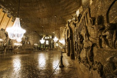 Wieliczka, Polonya - 29 Eylül 2017: Wieliczka Salt Mine Müzesi Krakow yakınındaki tarihi tuz-madencilik teknolojisi, Şapel ve heykeller madenciler kaya tuzu dışarı oyma