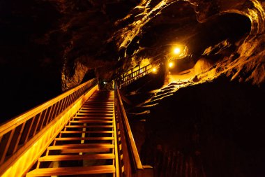 Wieliczka, Polonya - 29 Eylül 2017: Wieliczka Salt Mine Müzesi Krakow yakınındaki tarihi tuz-madencilik teknolojisi, Şapel ve heykeller madenciler kaya tuzu dışarı oyma
