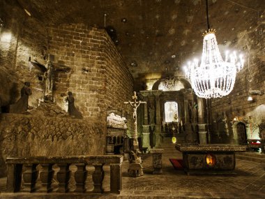 Wieliczka, Polonya - 29 Eylül 2017: Wieliczka Salt Mine Müzesi Krakow yakınındaki tarihi tuz-madencilik teknolojisi, Şapel ve heykeller madenciler kaya tuzu dışarı oyma