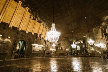 Wieliczka, Polonya - 29 Eylül 2017: Wieliczka Salt Mine Müzesi Krakow yakınındaki tarihi tuz-madencilik teknolojisi, Şapel ve heykeller madenciler kaya tuzu dışarı oyma