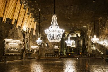 Wieliczka, Polonya - 29 Eylül 2017: Wieliczka Salt Mine Müzesi Krakow yakınındaki tarihi tuz-madencilik teknolojisi, Şapel ve heykeller madenciler kaya tuzu dışarı oyma