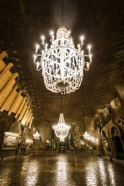 Wieliczka, Polonya - 29 Eylül 2017: Wieliczka Salt Mine Müzesi Krakow yakınındaki tarihi tuz-madencilik teknolojisi, Şapel ve heykeller madenciler kaya tuzu dışarı oyma