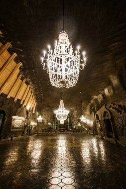 Wieliczka, Polonya - 29 Eylül 2017: Wieliczka Salt Mine Müzesi Krakow yakınındaki tarihi tuz-madencilik teknolojisi, Şapel ve heykeller madenciler kaya tuzu dışarı oyma