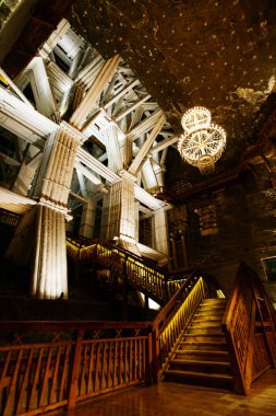 Wieliczka, Polonya - 29 Eylül 2017: Wieliczka Salt Mine Müzesi Krakow yakınındaki tarihi tuz-madencilik teknolojisi, Şapel ve heykeller madenciler kaya tuzu dışarı oyma