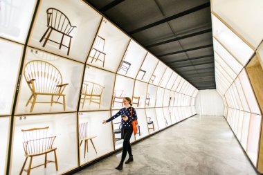 Copenhagen, Danimarka - 05 Mayıs 2018: Danca ünlü Danimarkalı tasarımcıların eserleri görüntüleme Müzesi Sanat ve tasarım (Dekoratif Sanatlar Müzesi). Daimi sergi Danimarka sandalye