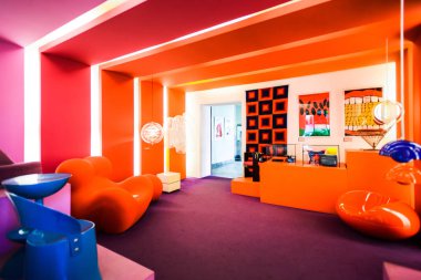 Copenhagen, Danimarka - 05 Mayıs 2018: Danca ünlü Danimarkalı tasarımcıların eserleri görüntülenmesi, tüm mobilya Danimarka'da 20. yüzyılda yapılan veritabanını barındıran Müzesi Sanat ve tasarım (Dekoratif Sanat Müzesi)