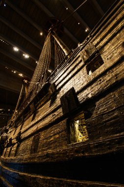 Stockholm, İsveç - 25 Eylül 2017: Vasa kurtarılan Vasa savaş gemisi 17 yüzyılda inşa edilmiş görüntüleme müze Stockholm'de. Geminin dış ayrıntılarını